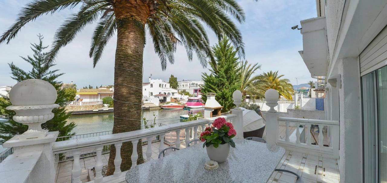 Villa Requesens On Canal Empuriabrava Kültér fotó