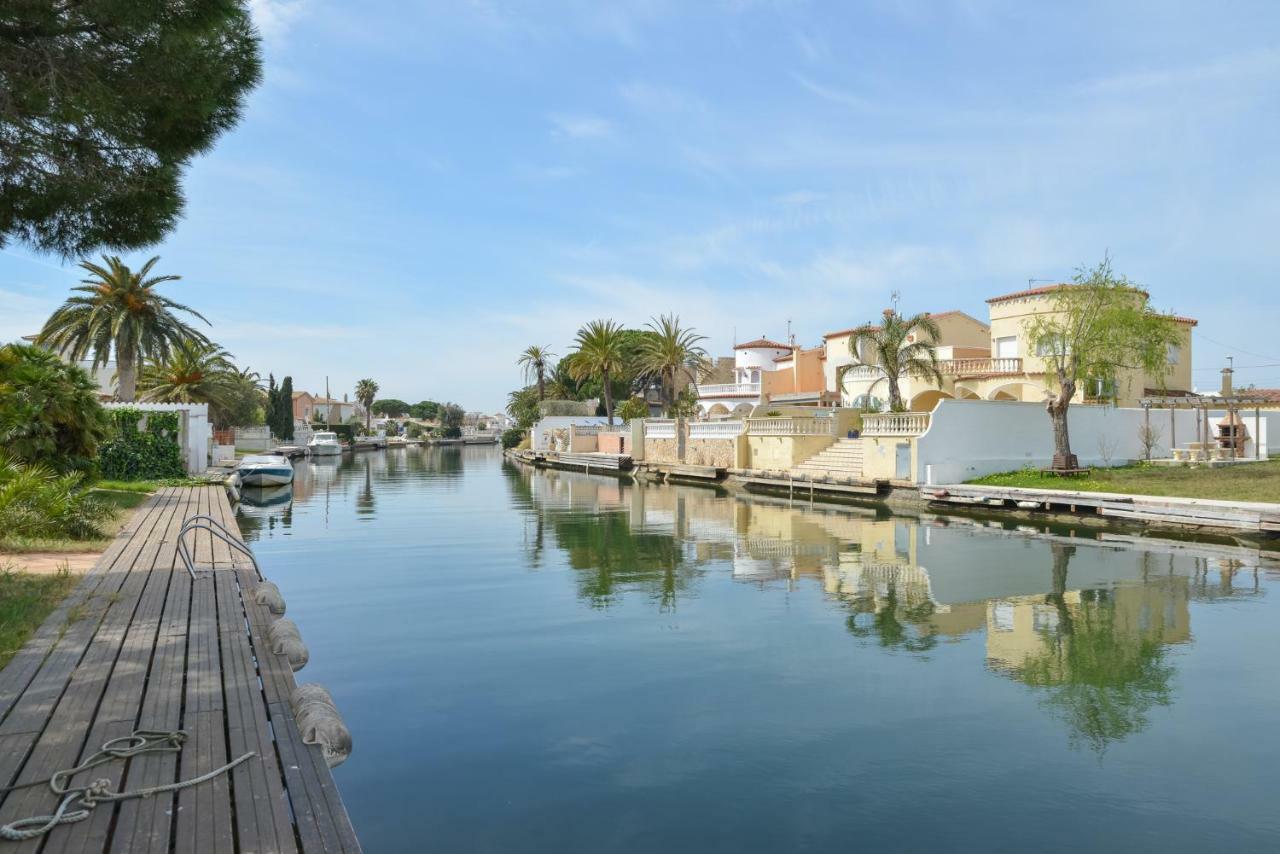 Villa Requesens On Canal Empuriabrava Kültér fotó