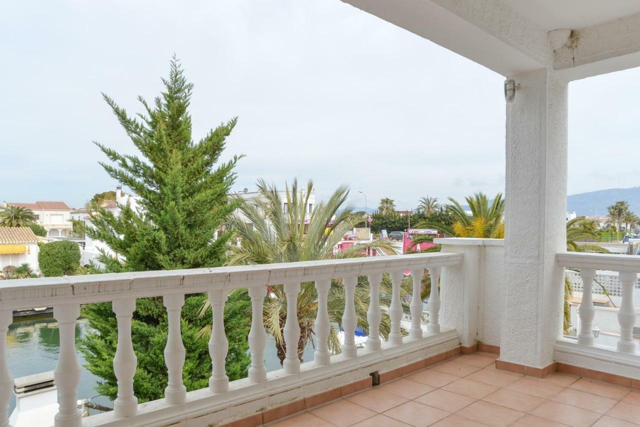 Villa Requesens On Canal Empuriabrava Kültér fotó