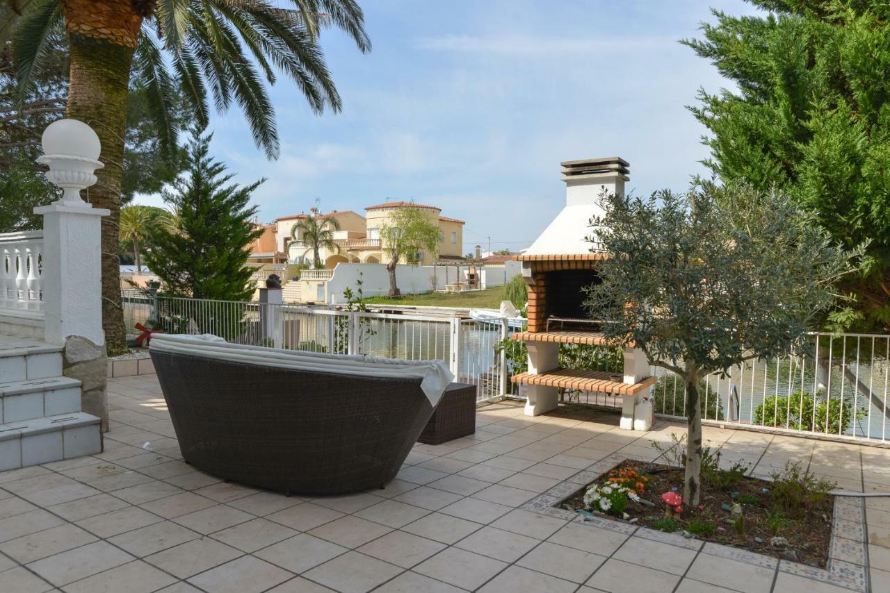 Villa Requesens On Canal Empuriabrava Kültér fotó