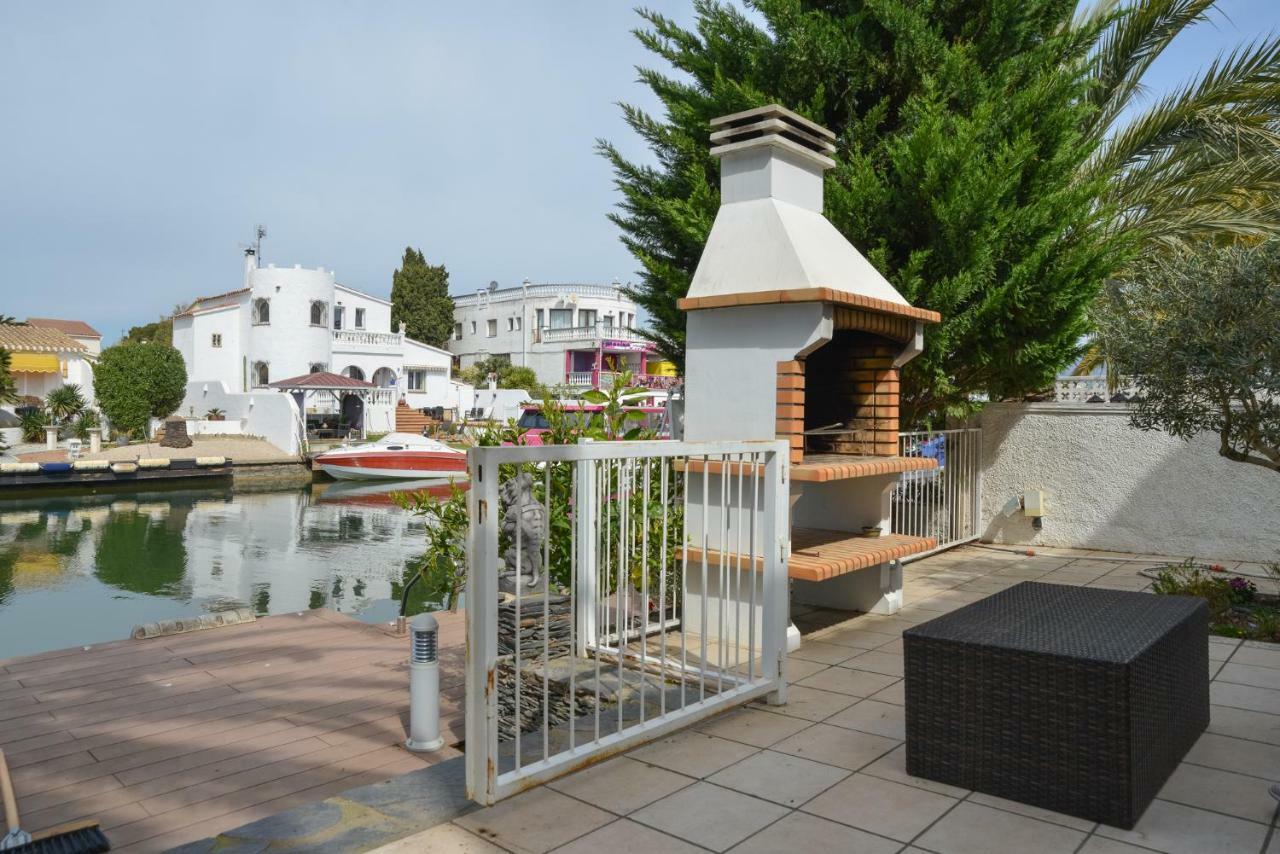 Villa Requesens On Canal Empuriabrava Kültér fotó