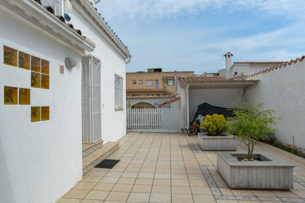 Villa Requesens On Canal Empuriabrava Kültér fotó